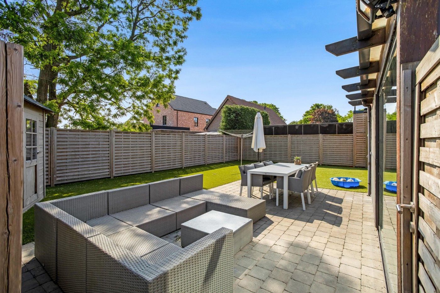 Vrijstaande, charmante woning met 3 grote slpk. en garage op 398 m² foto 25