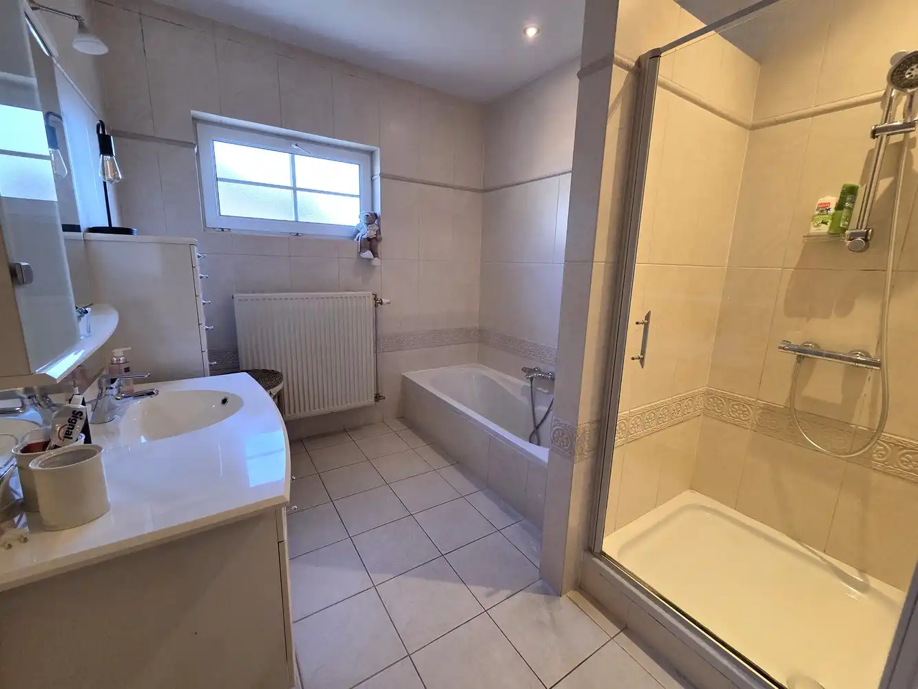 Zeer ruime gezinswoning, 4 slaapkamers, volledig onderkelderd met dubbele garage als bijgebouw foto 10