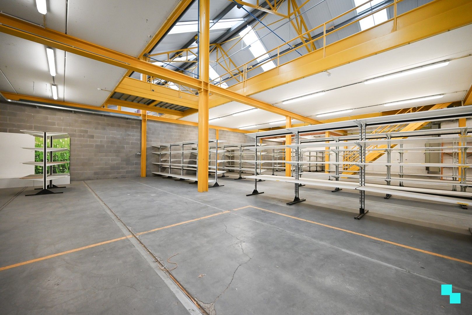 Magazijn van ca. 272 m² in het centrum van Izegem foto 2