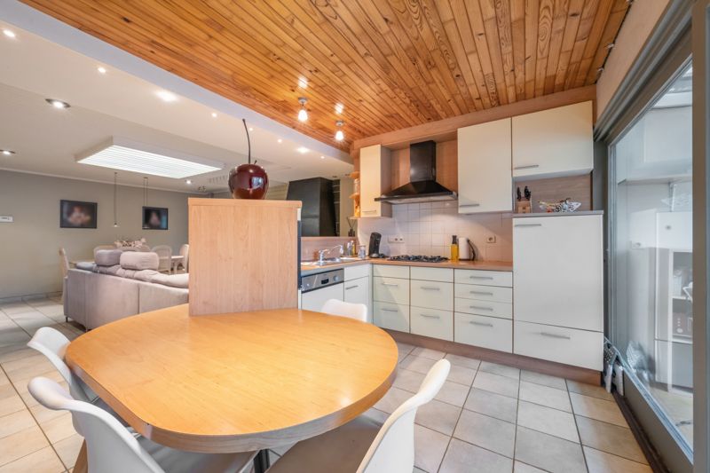 Lauwe-Centrum. Uitstekende gelegen handelseigendom : wonen en werken met 4 slaapkamers met tuin en aparte ingang garagegebouw en parking. POLYVALENTE EIGENDOM MET POTENTIEEL ! foto 5