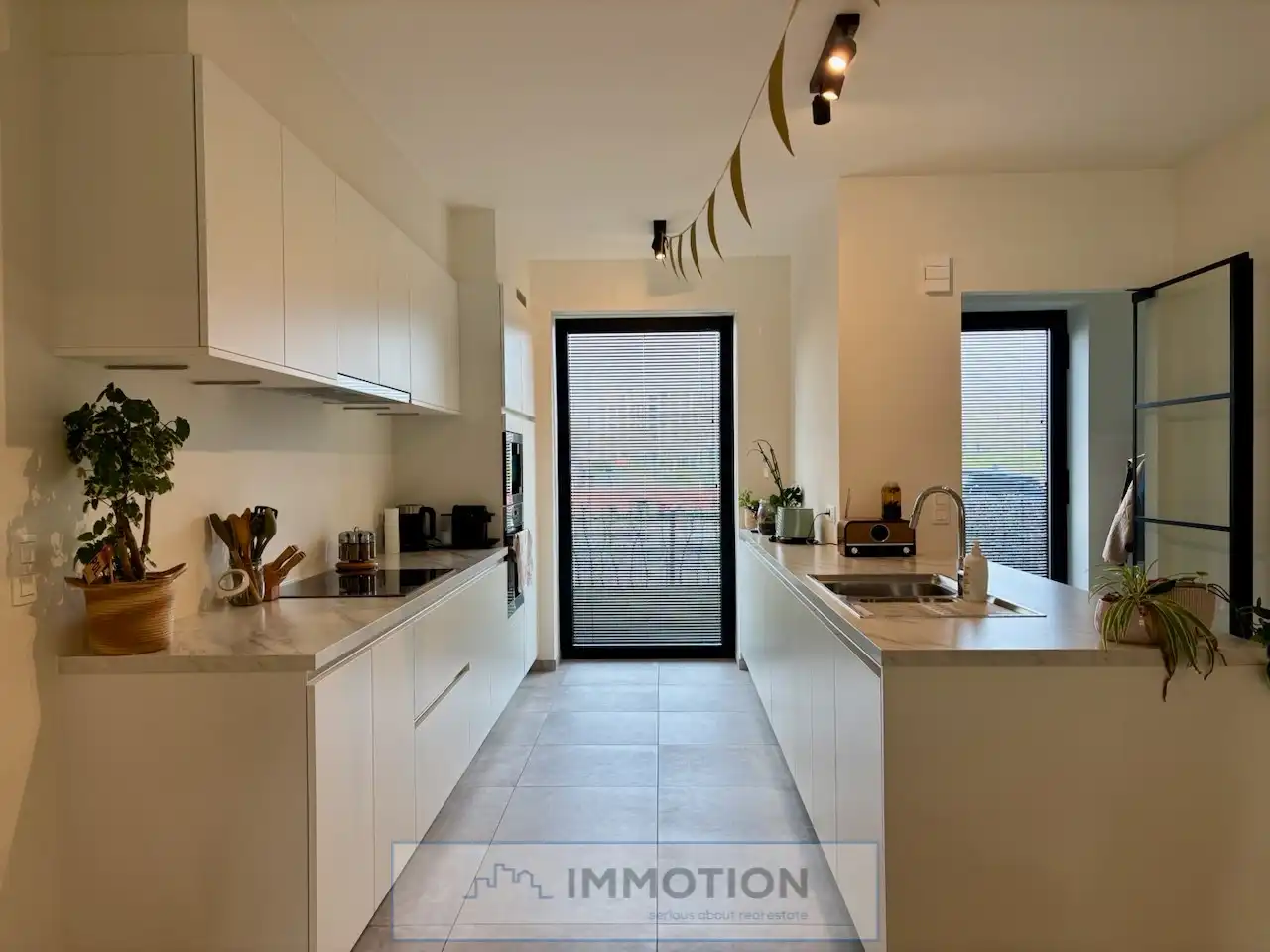 Recente woning met 3 slaapkamers en parking te huur in centrum Kortrijk foto 3