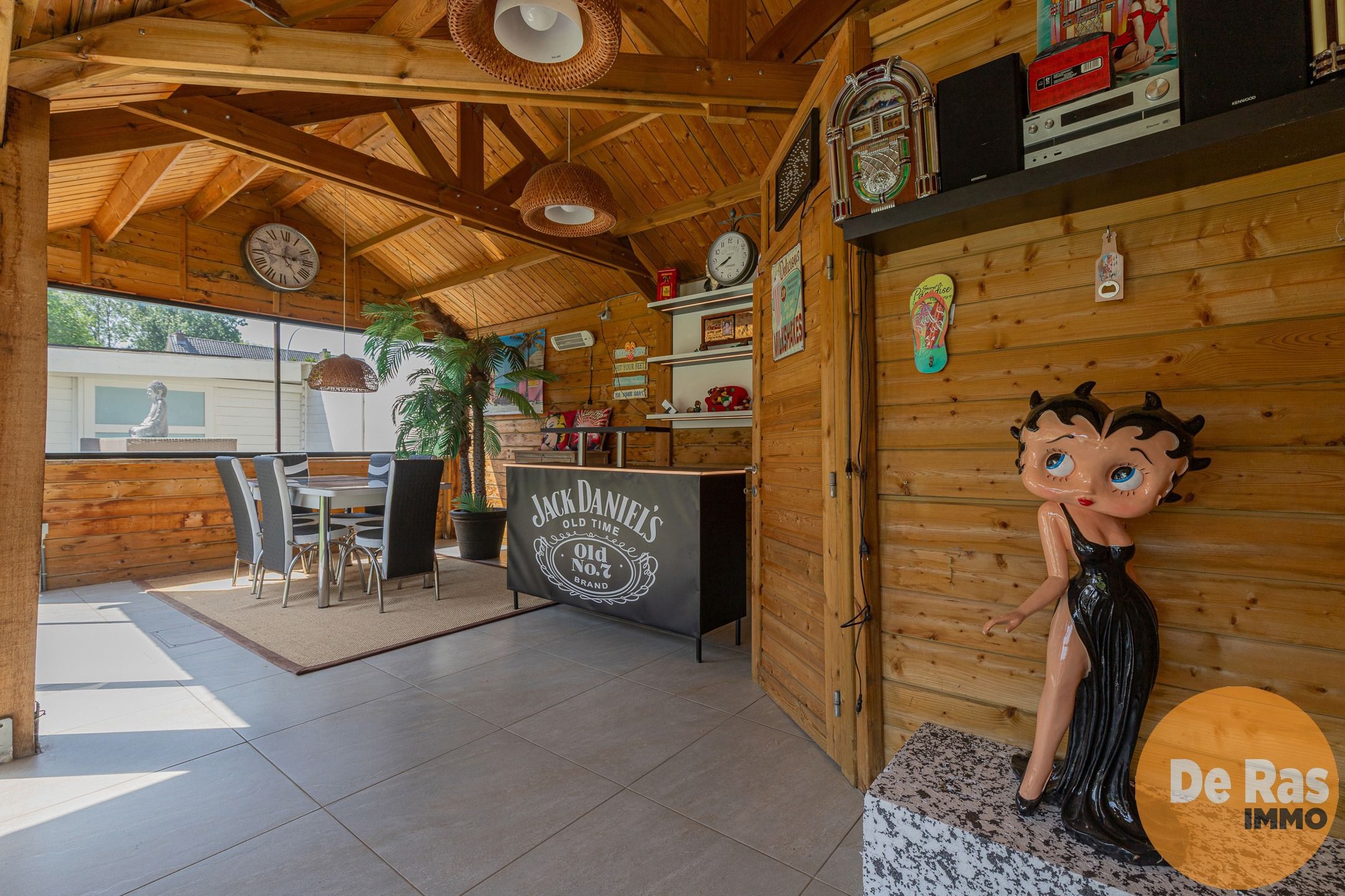 BURST – Ruime bungalow met zwembad en aparte woonruimte foto 23