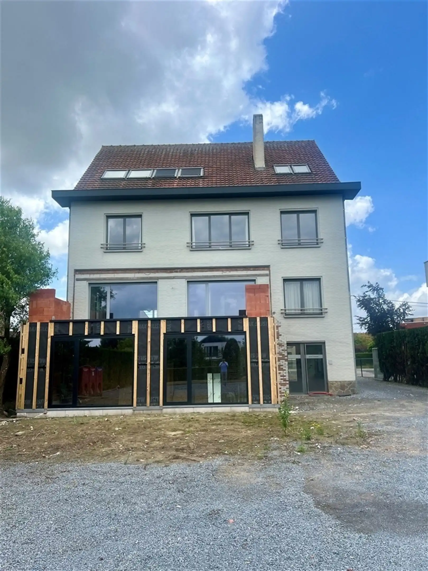 Af te werken kantoorgebouw op zichtlocatie langsheen  N9 foto 3