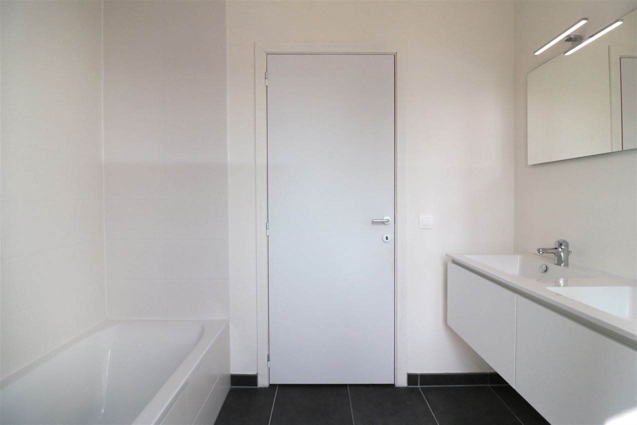 3 appartementen en 4 autostaanplaatsen foto 103