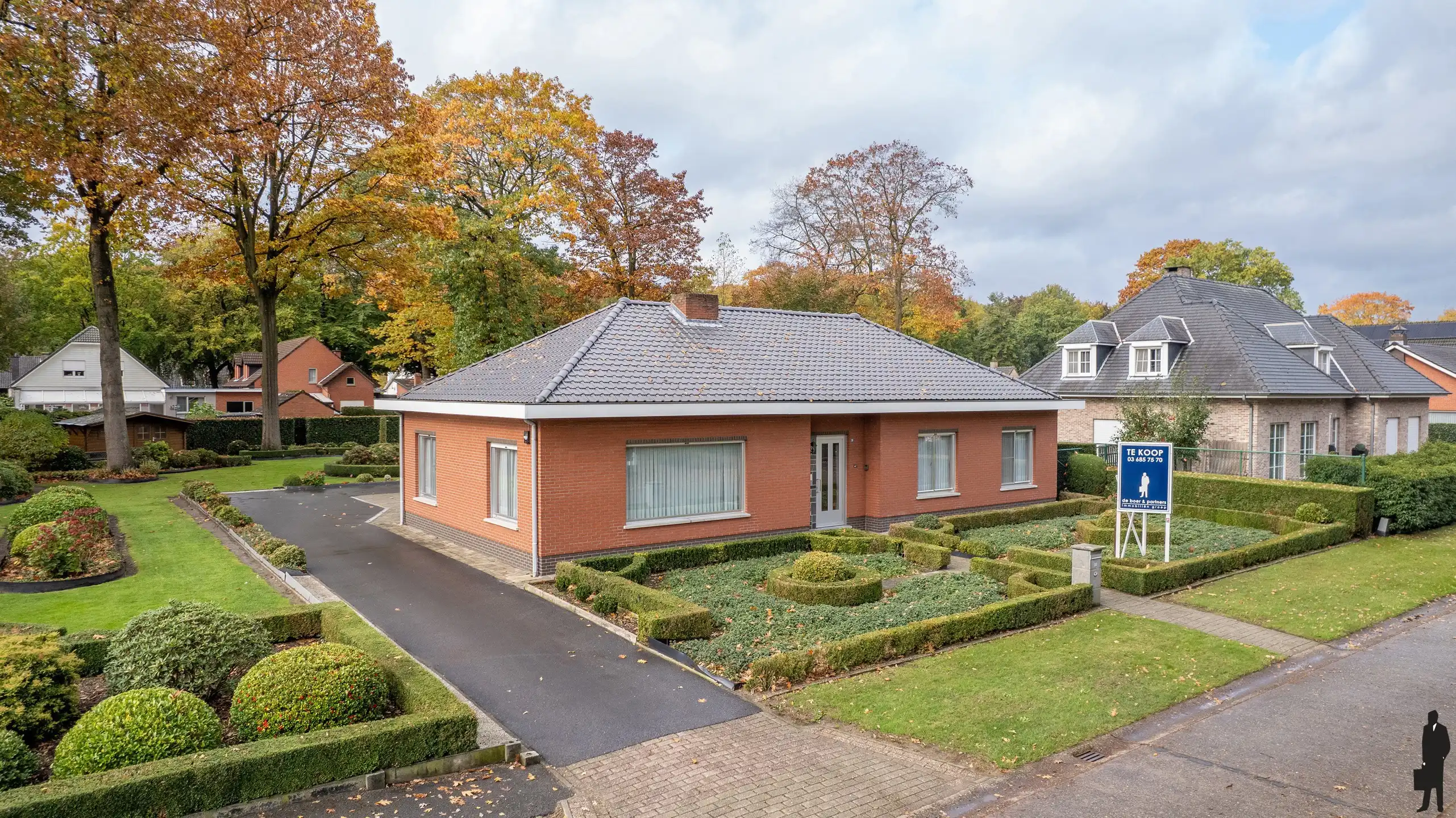 Goed onderhouden gelijkvloerse woning met 4 slaapkamers foto {{pictureIndex}}