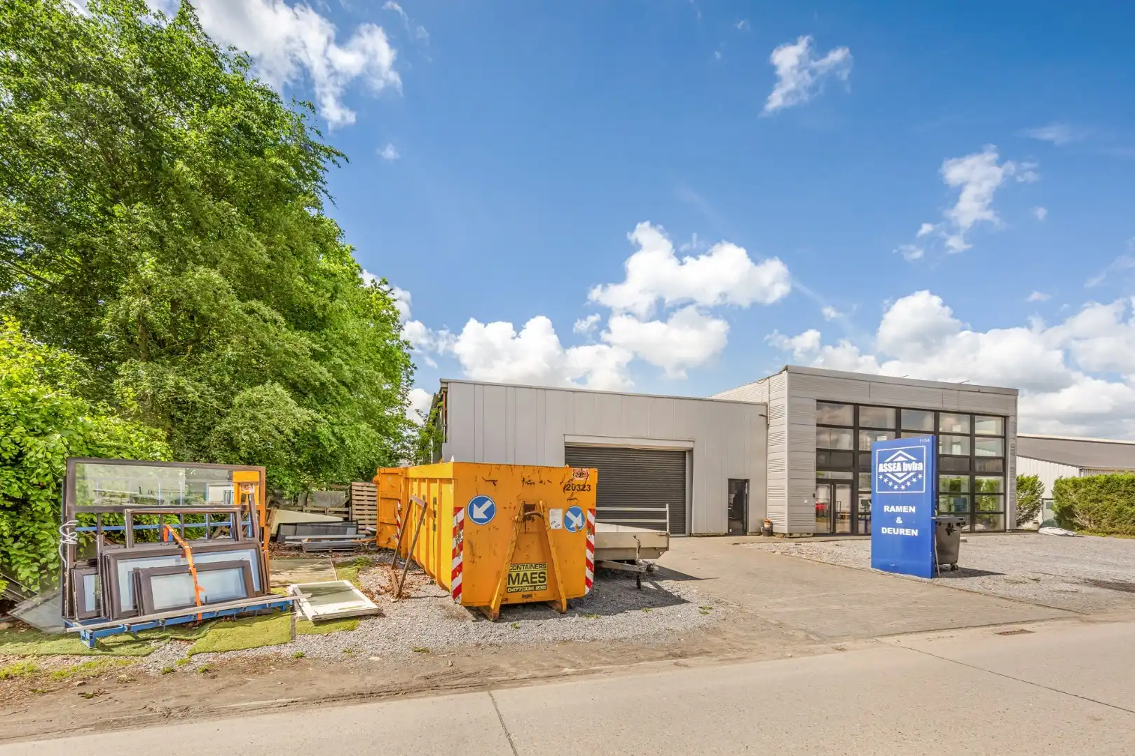 Bedrijfsgebouw met toonzaal, kantoren, magazijn en woonst - groot 700m²  foto 44