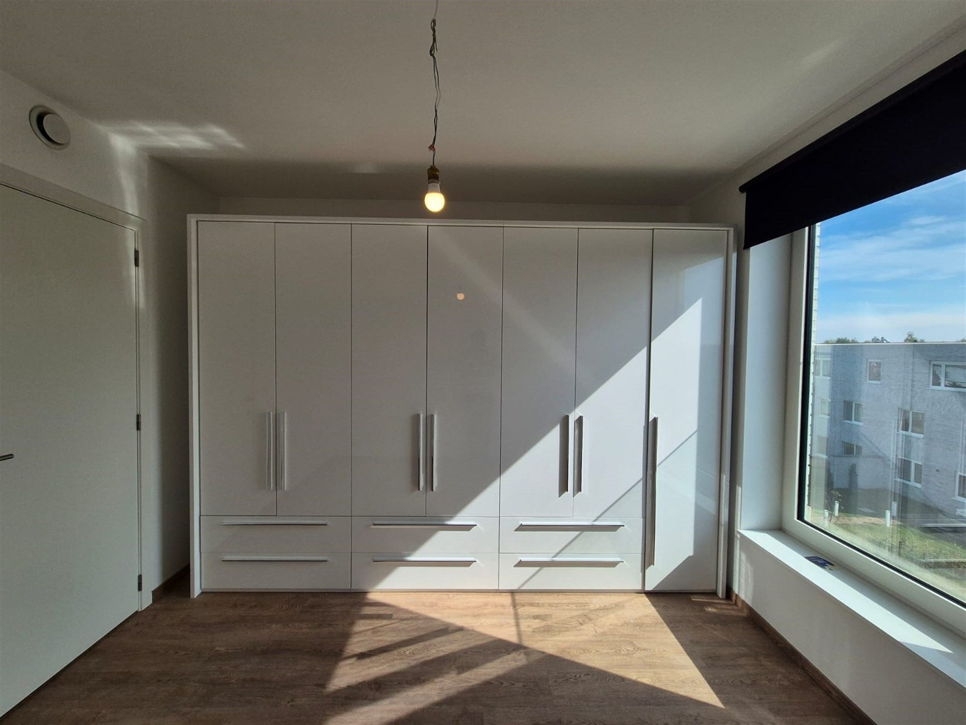Lichtrijk nieuwbouw appartement met terras en staanplaats. foto 11