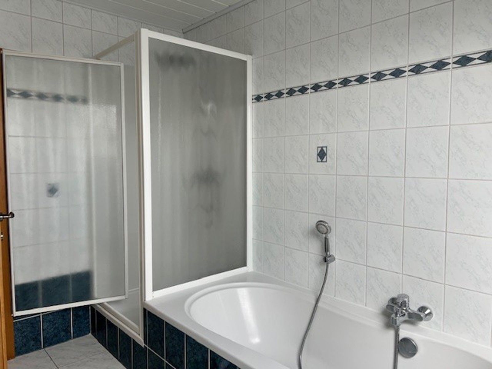 Ruime gezinswoning te huur – met 4 slpk, garage en tuin foto 16