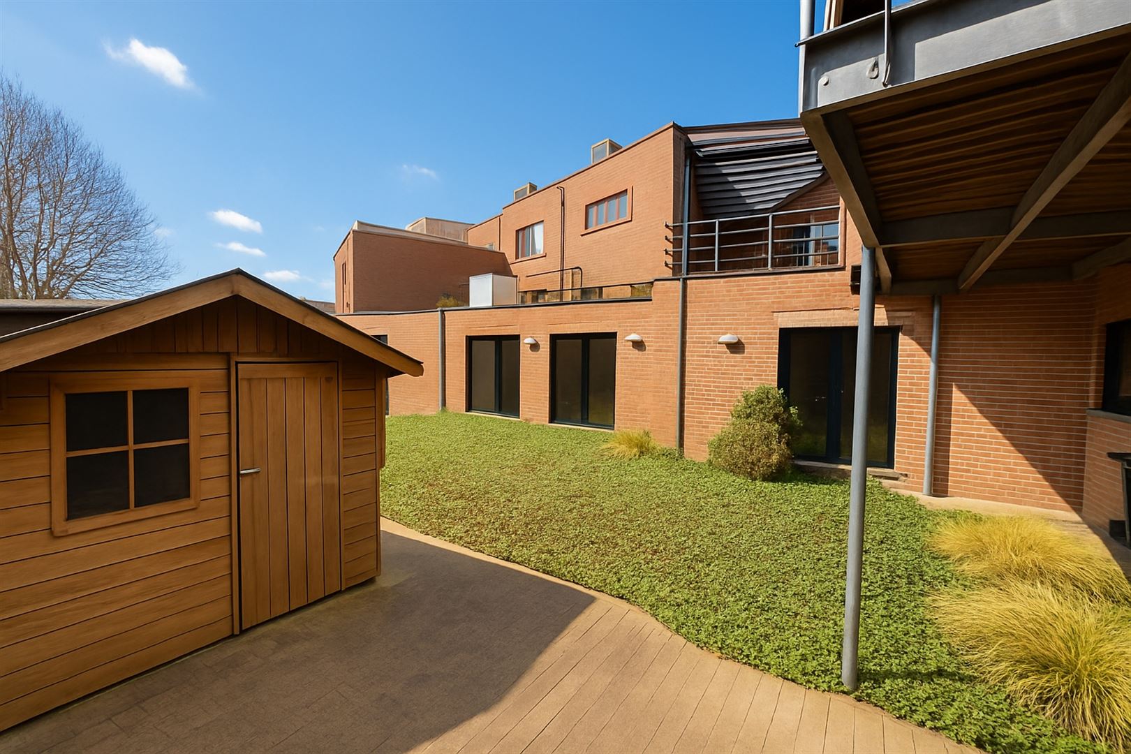 Uniek kantoorgebouw met duplex appartement te koop foto 15