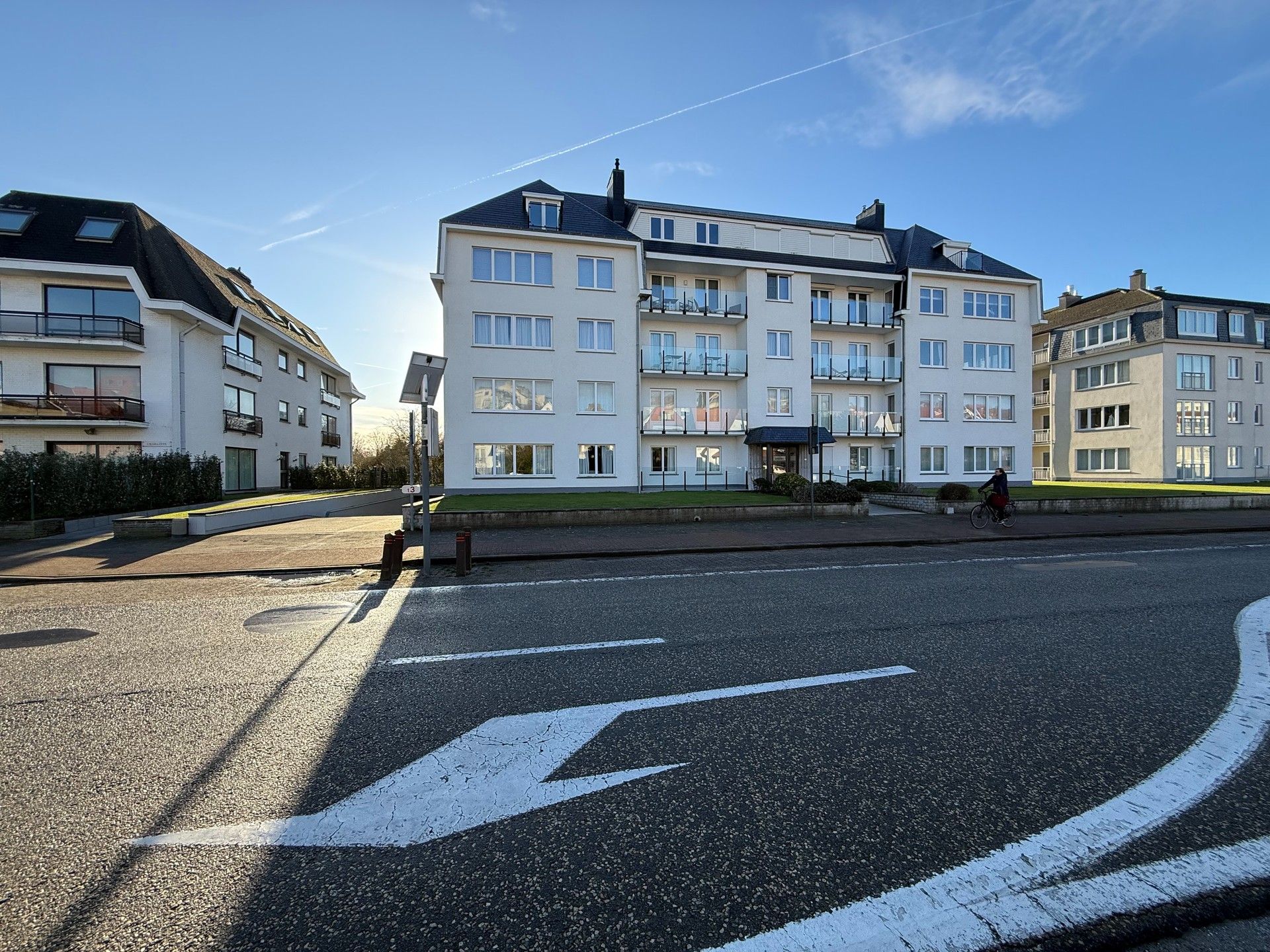Goed gelegen parkeerplaats op wandelafstand van de zeedijk foto 2