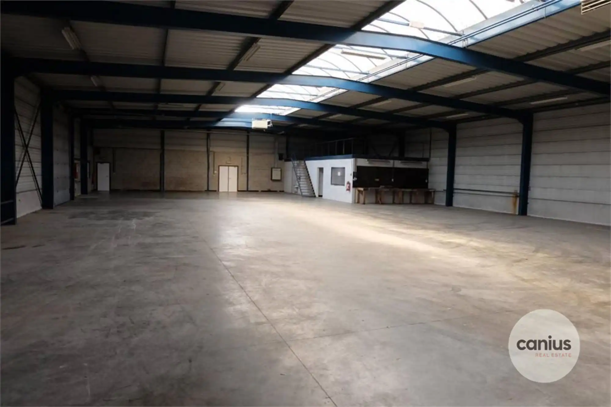 COMMERCIEEL GEBOUW MET MAGAZIJN EN WONING OP EEN ZICHTBARE LOCATIE  foto 18