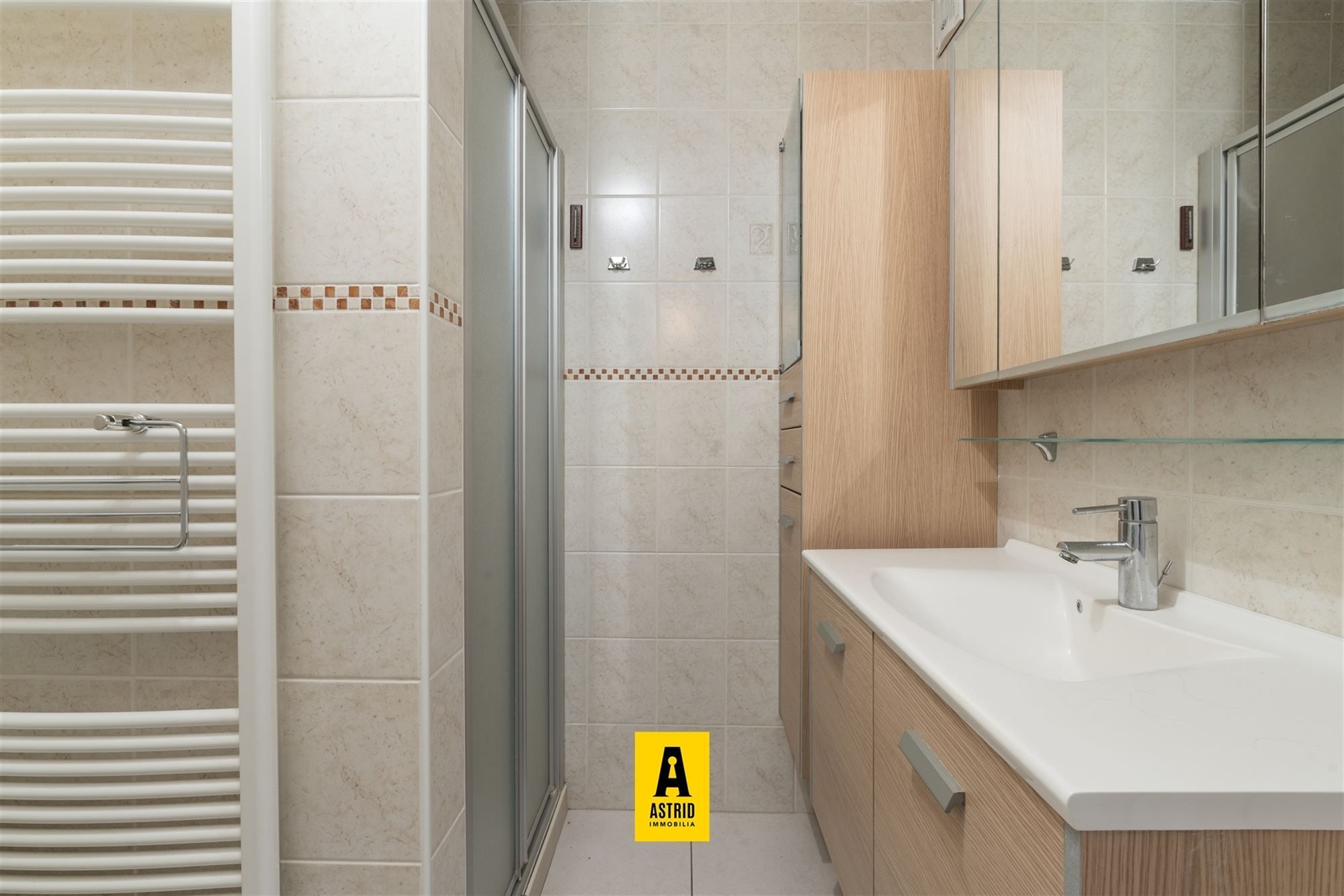 Instapklaar zonnig 2-slaapkamerappartement en garage in Bredene foto 15