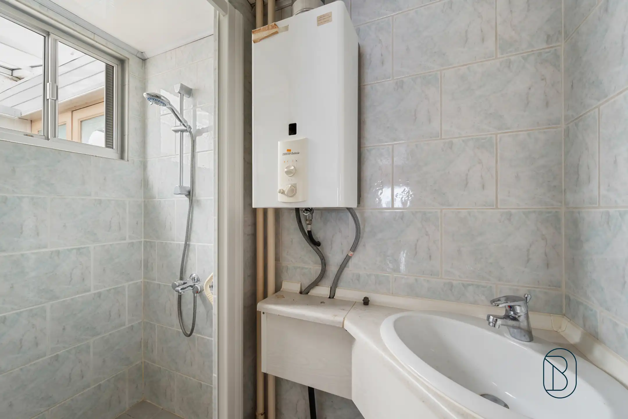 Te renoveren rijwoning met veel potentieel foto 9