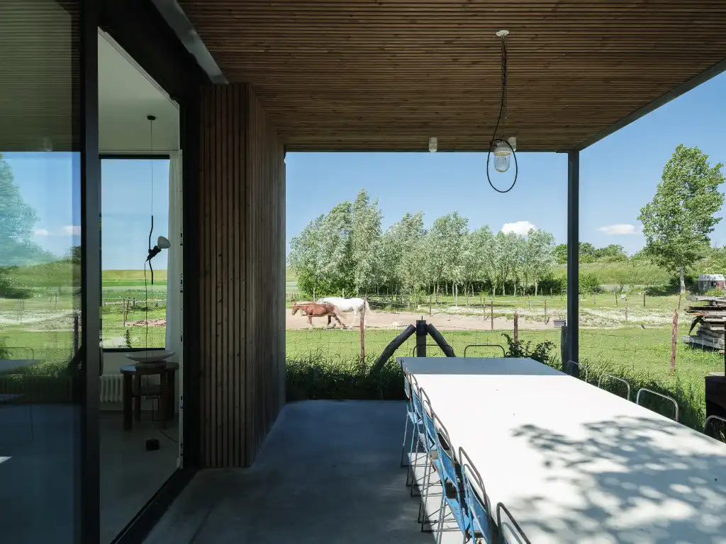 Breskens – Uitzonderlijke eigendom waar authenticiteit, karakter en strakke architectuur naadloos in elkaar samenvloeien op een exclusieve locatie tussen de velden en op een boogscheut van het strand. foto 12