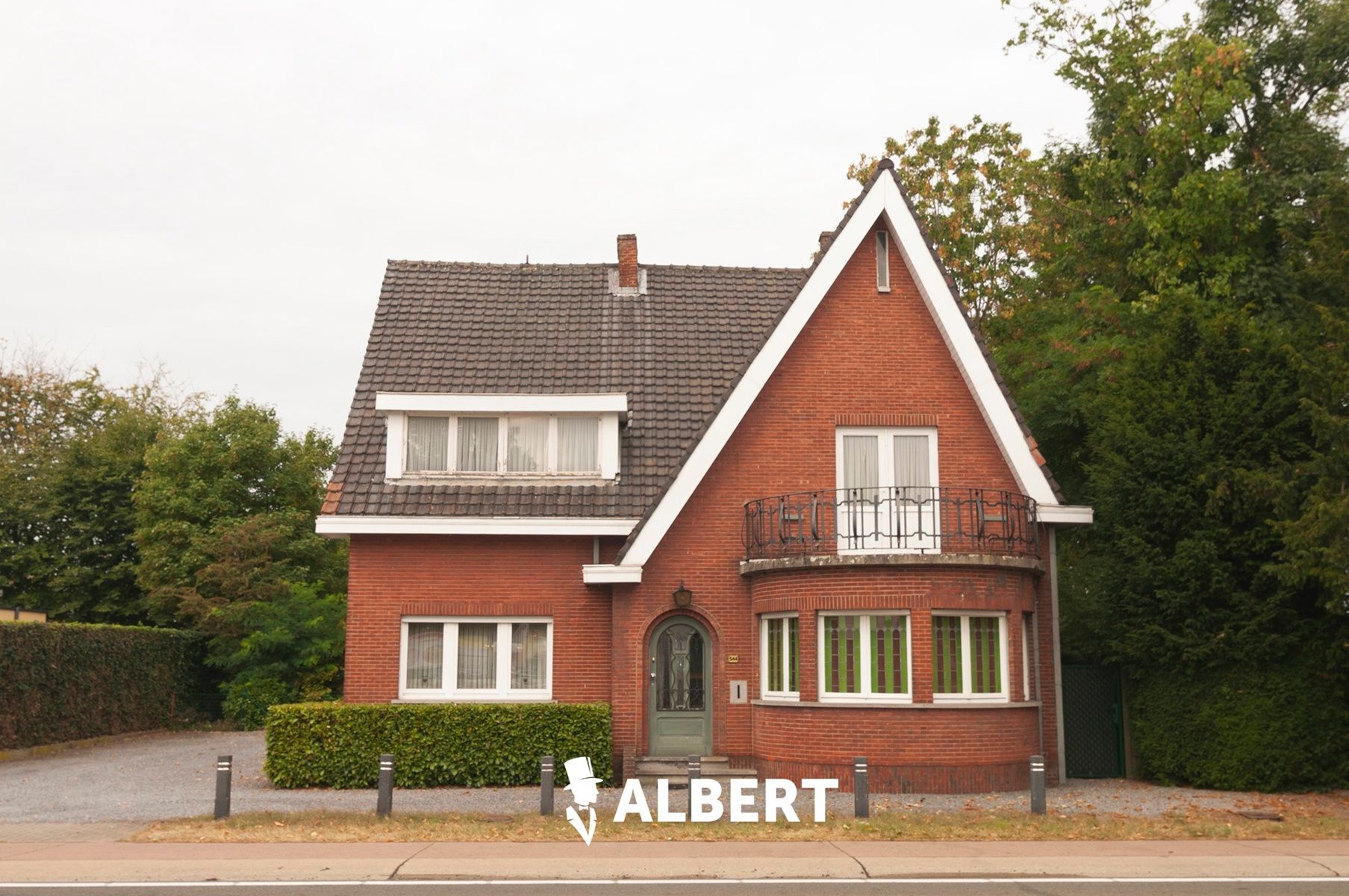 Gunstig gelegen, ruime, tijdloze woning op prachtig perceel! foto 2