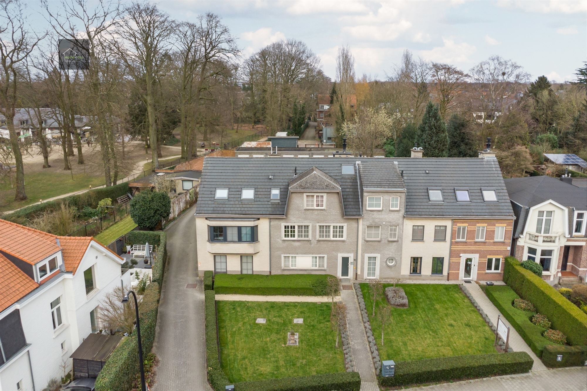 Ruim gelijkvloers appartement met tuin, parking en garagebox foto {{pictureIndex}}