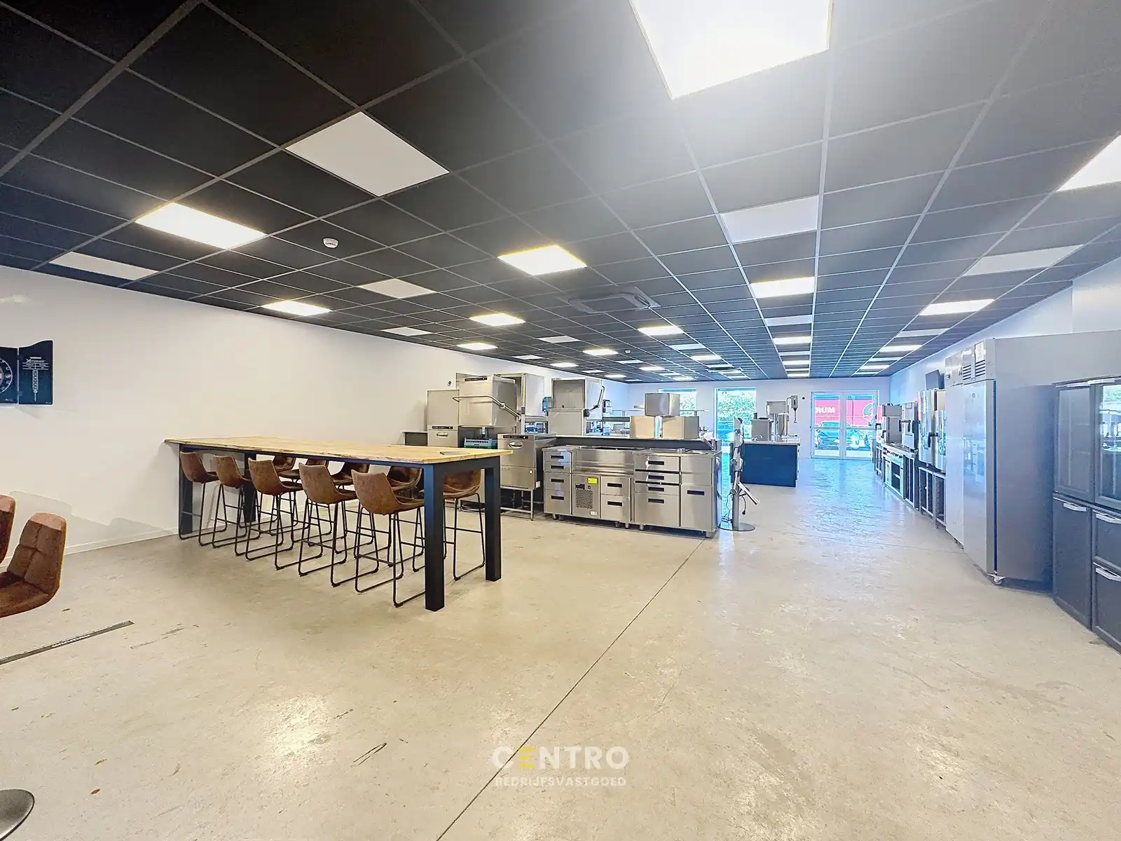 Recent BEDRIJFSGEBOUW, bestaande uit MAGAZIJN, BURELEN en WONING met zonnige tuin te Diksmuide. Op bedrijventerrein te Diksmuide foto 4