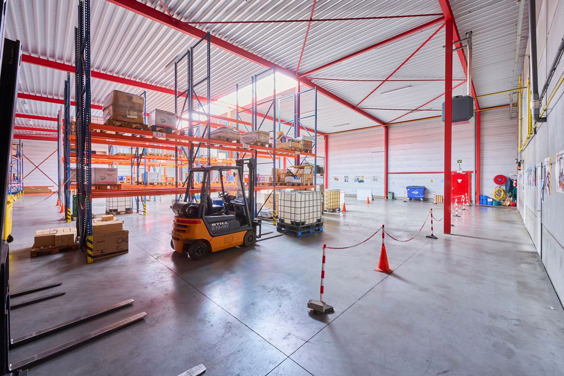  TE HUUR- HAL & KANTOOR in topconditie foto 16