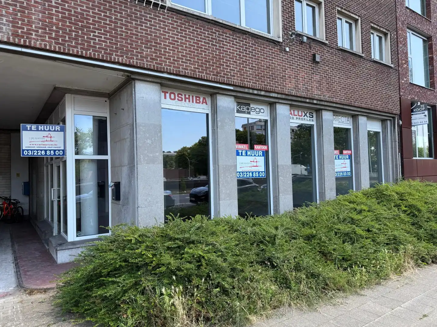 Gelijkvloerse winkelruimte van +/- 136 m² op uitermate centrale ligging in de onmiddellijke nabijheid van grote verbindingswegen. Algemene onkosten : € 100/mnd.
Beschikbaarheid overeen te komen. foto {{pictureIndex}}