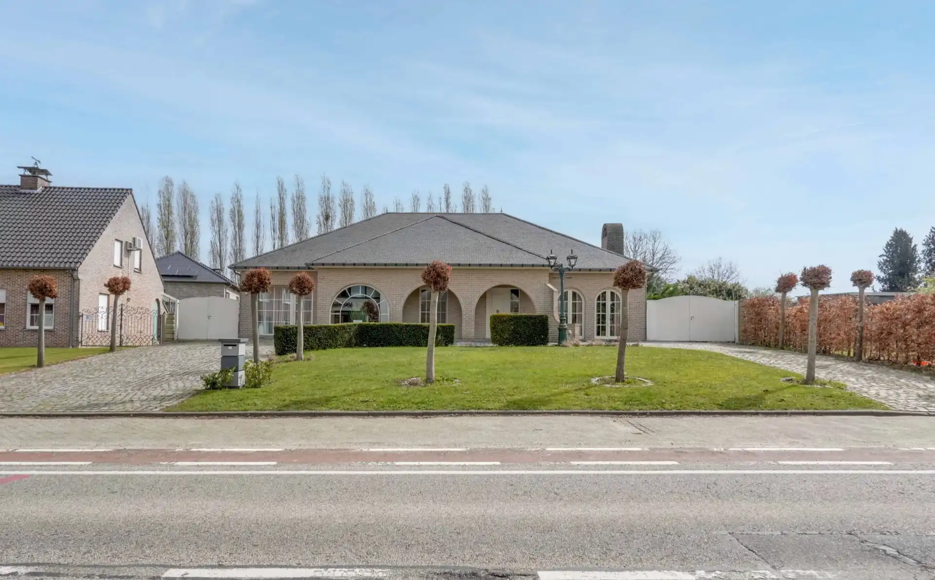Hoofdfoto van de publicatie: Ruime villa op een goede locatie