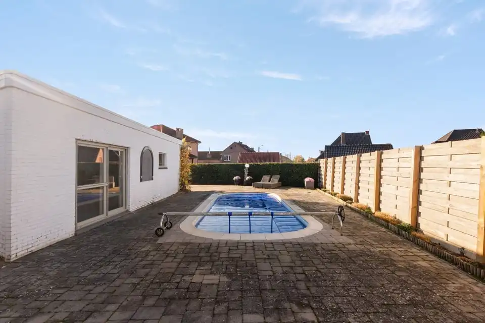 RUIME EN RUSTIG GELEGEN BUNGALOW MET 4 SLKS EN ZWEMBAD OP EEN PRACHTIG PERCEEL VAN 764M² foto 3