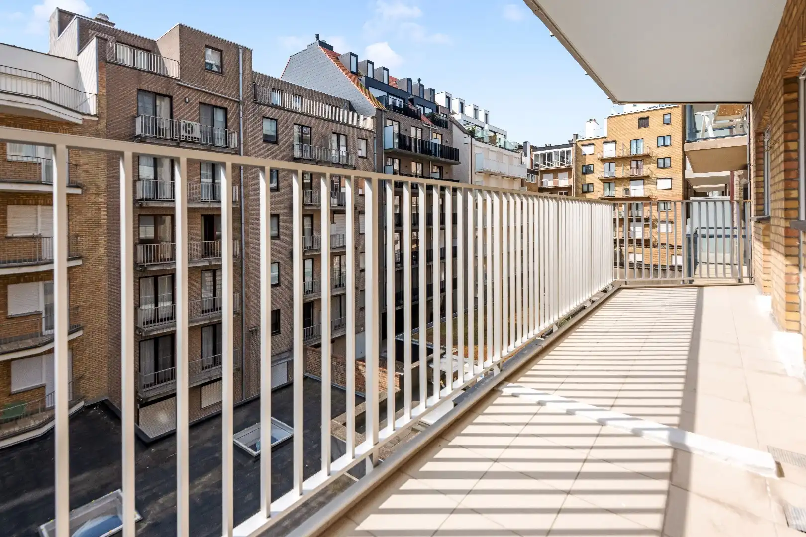 Ruim plateau-appartement met frontaal zeezicht (10 meter gevelbreedte) gelegen aan het Rubensplein. Inpandige parking. foto 15