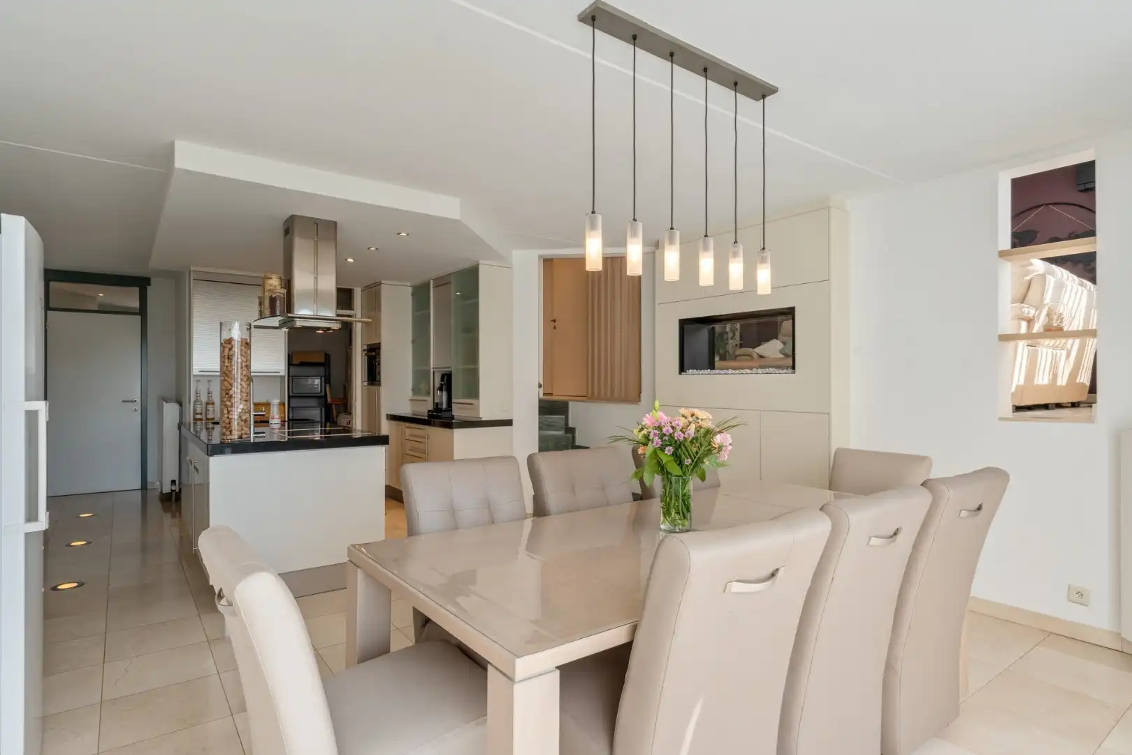 Zeer ruime, goed afgewerkte woning met diverse mogelijkheden nabij het centrum van Maaseik! foto 8