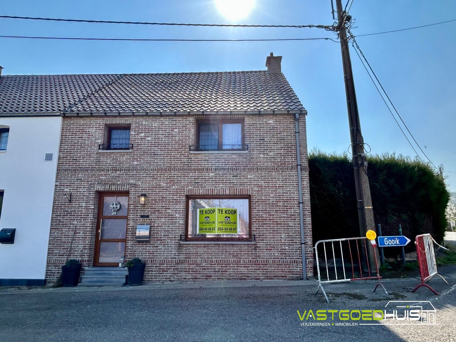 Halfopen gezinswoning met garage en tuin foto 2