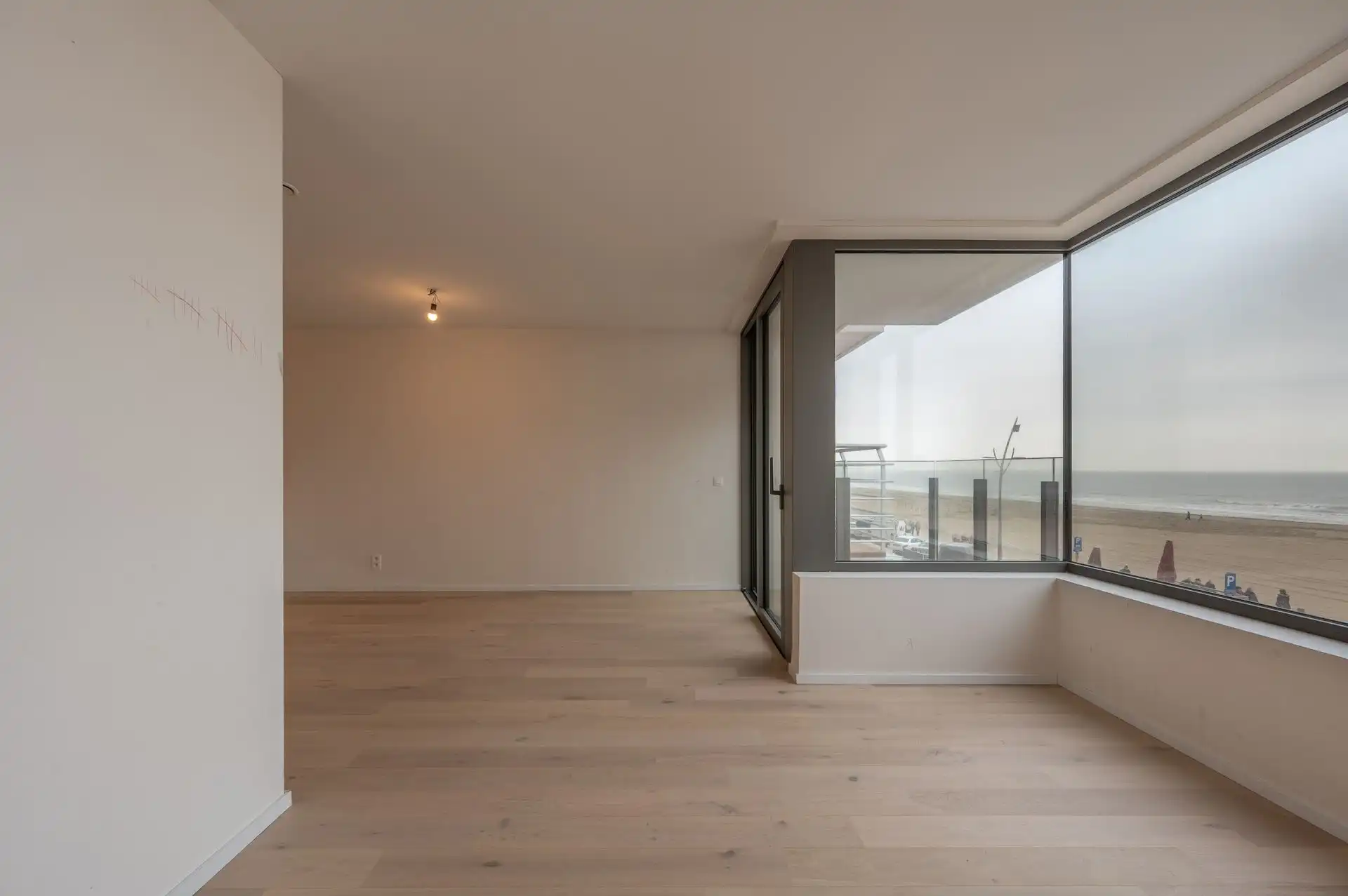Appartement te koop op topligging aan de Zeedijk met prachtig zicht op de Pier van Blankenberge foto 4