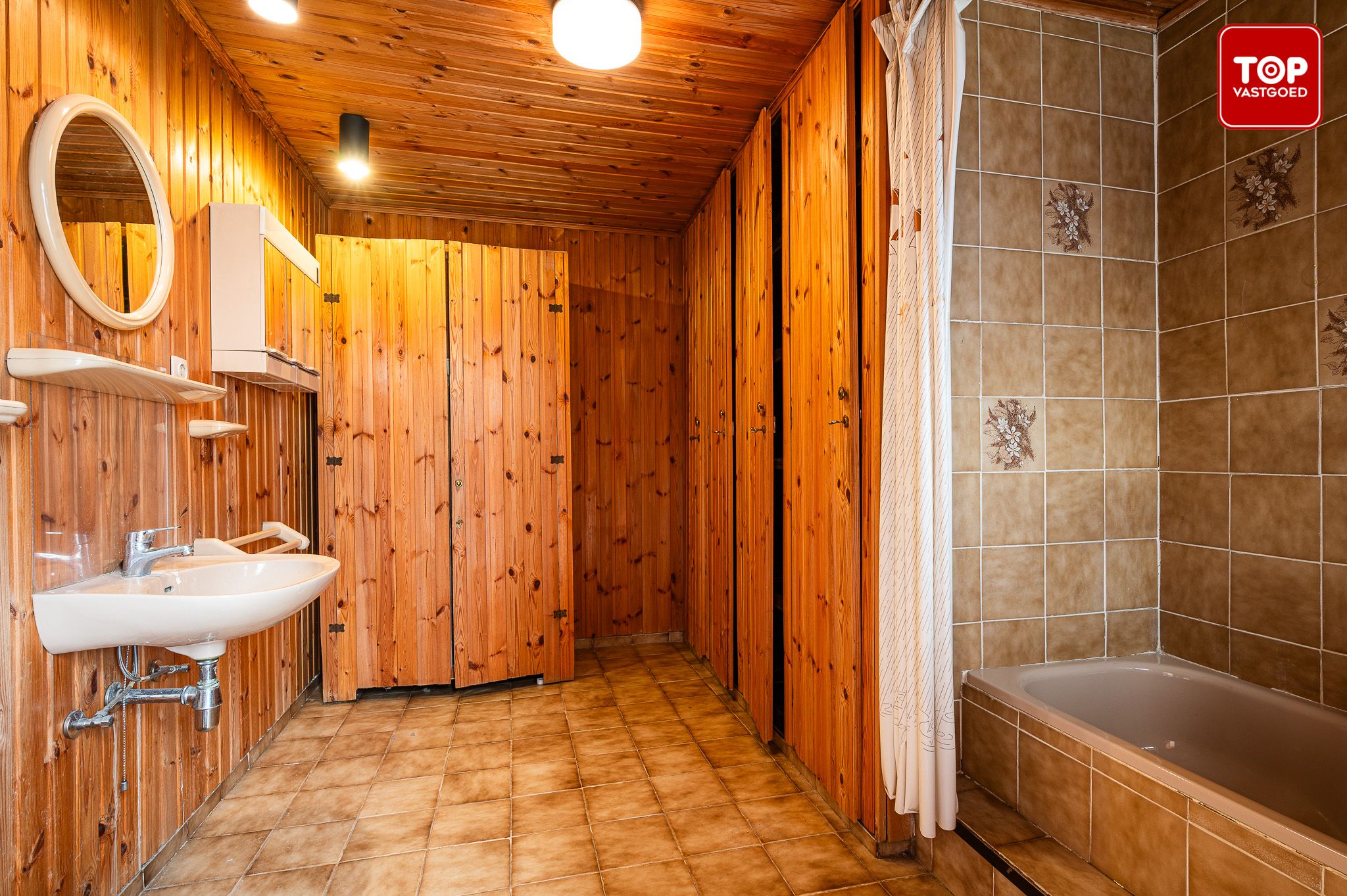 Totaal te renoveren woning met 4 slaapkamers en leuke tuin. foto 13