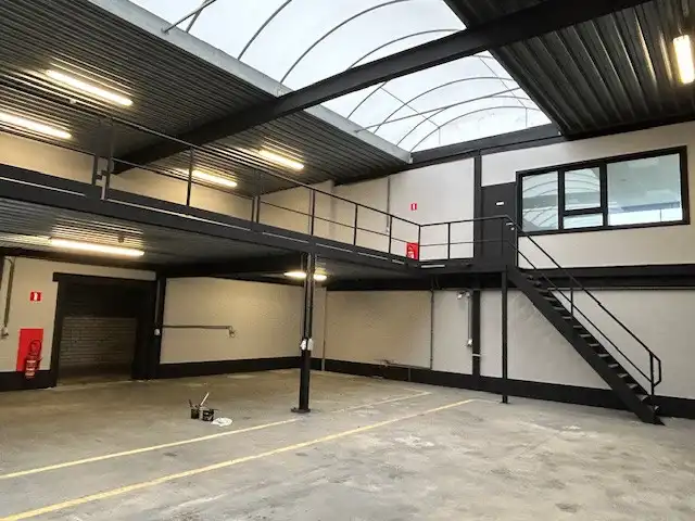 Bedrijfshal met kantoor foto 4