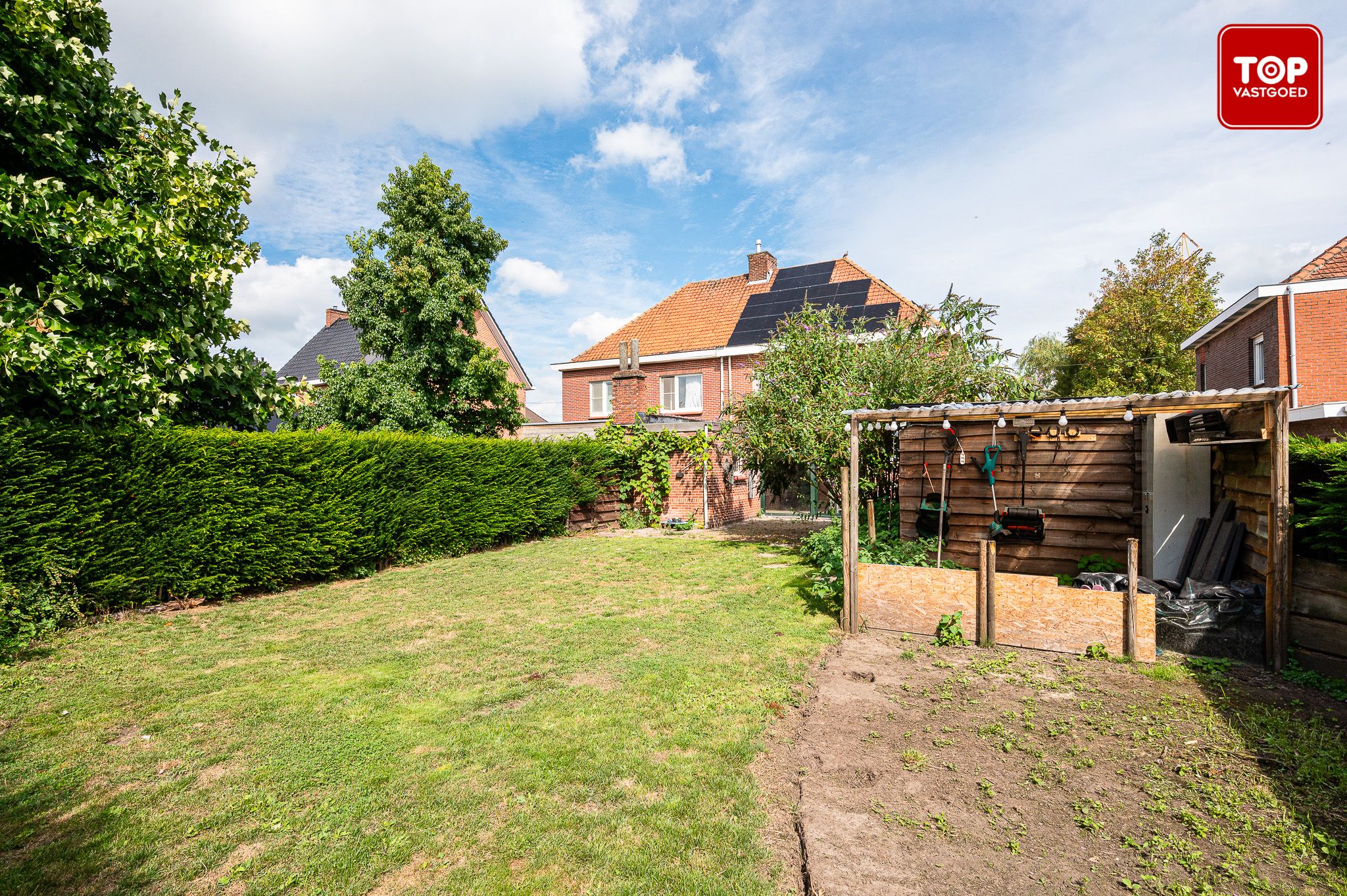 Ruime half open woning met mooie tuin en 5 slaapkamers. foto 24