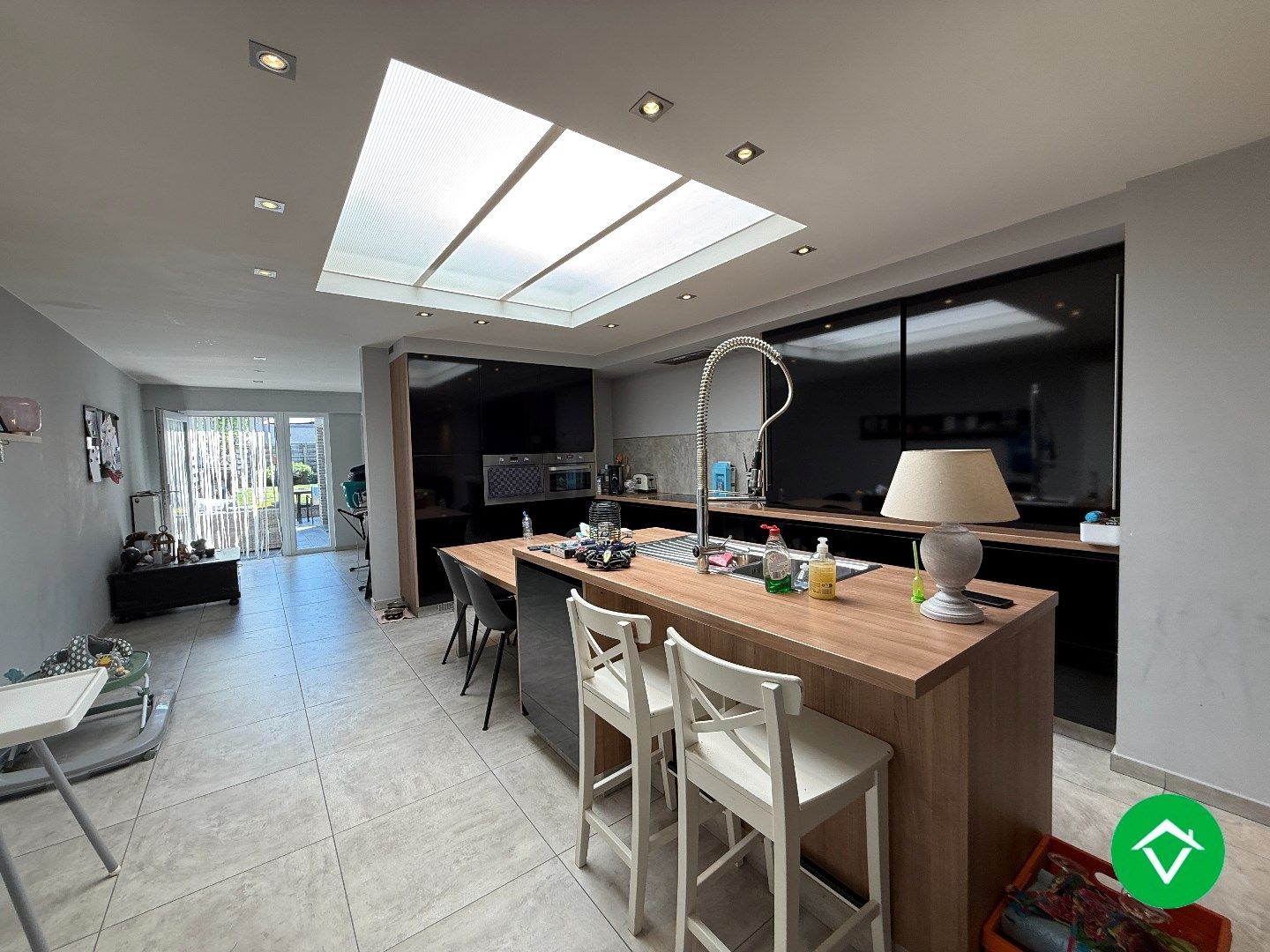 Instapklare woning met drie slaapkamers, tuin met uitweg, zolderkamer te Roeselare foto 6