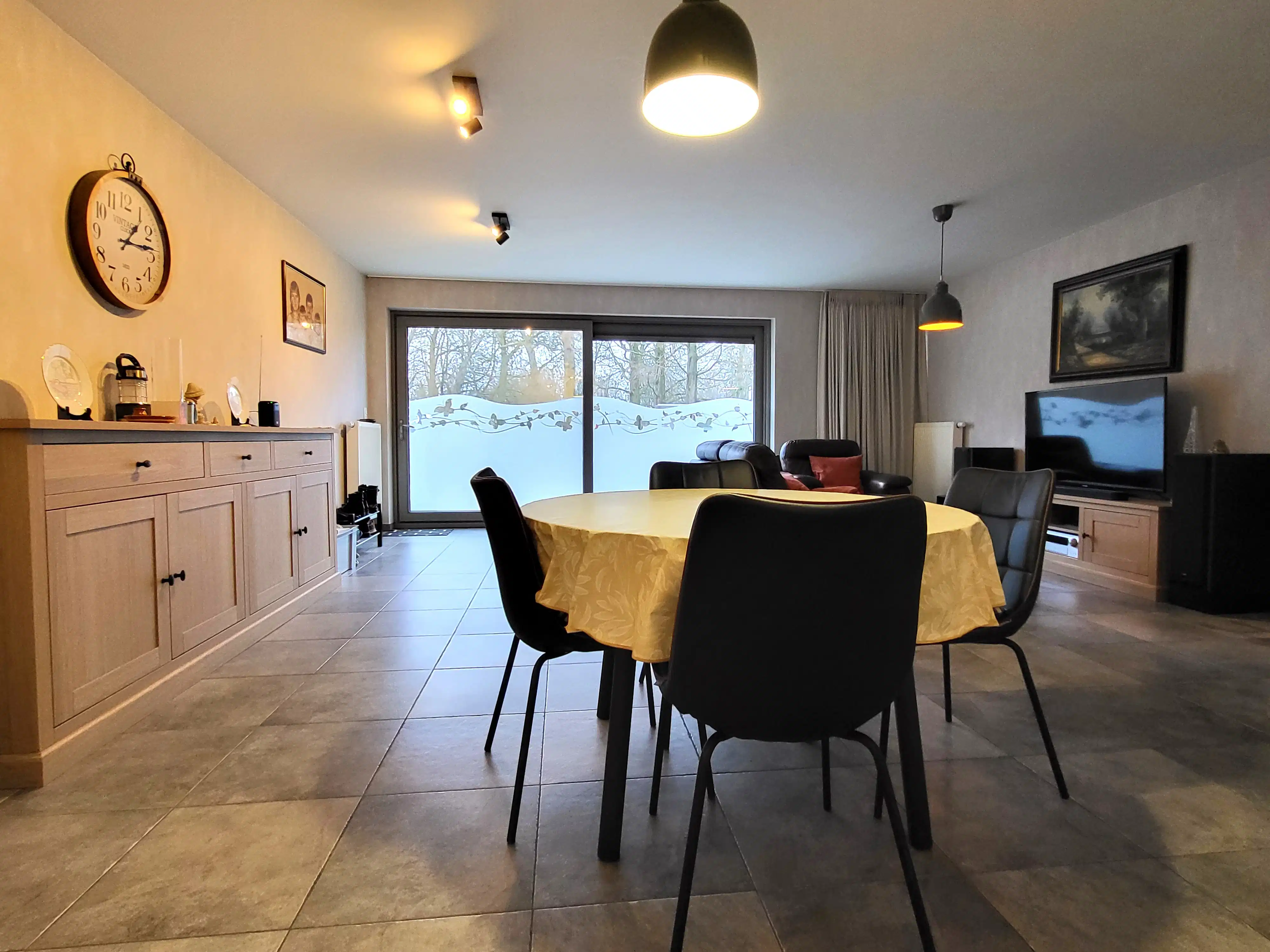 Dit aangename gelijkvloers appartement van bouwjaar 2010 is rustig gelegen in het dorp en biedt comfortabel wonen zonder gemeenschappelijke kosten.  foto 13