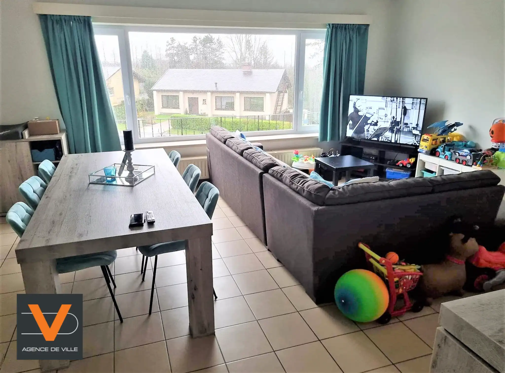 Prachtige koppelwoning met zonnig terras van 16m² en 2 autostaanplaatsen. Veel lichtinval door de grote ramen. foto 4