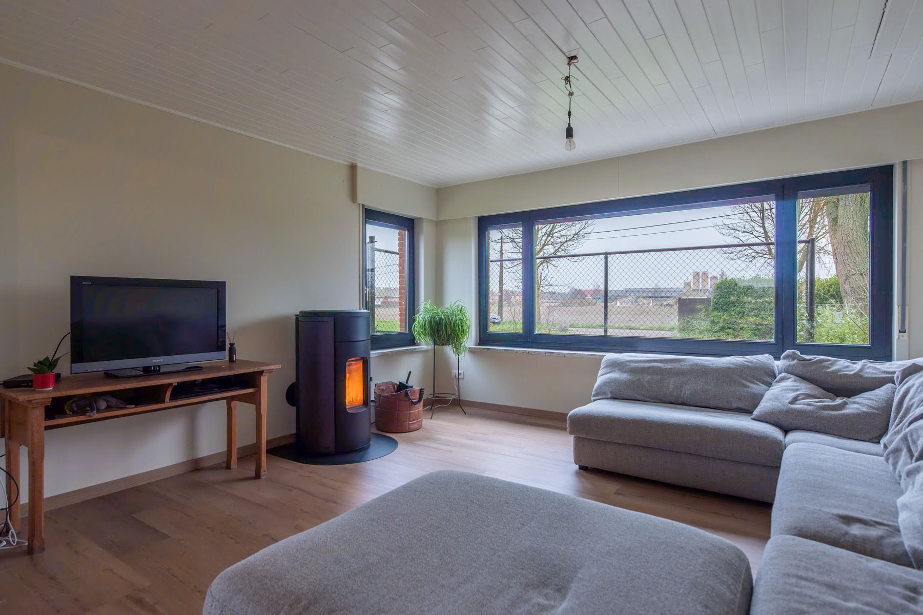 Gedeeltelijk gerenoveerd huis met bijgebouw, groen uitzicht foto 14