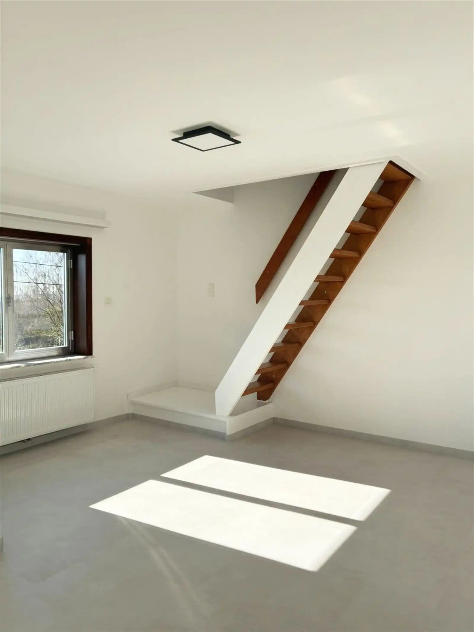 Lichtrijk huis met garage en koer foto 10