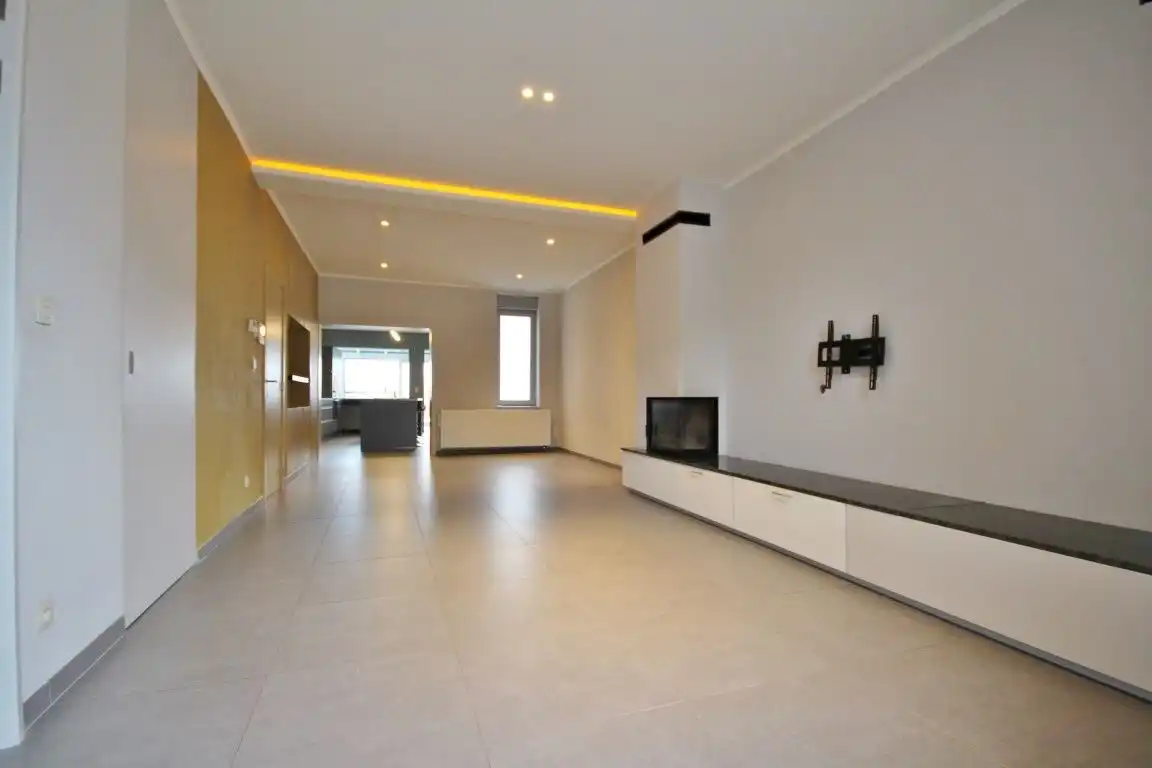 Zeer ruime woning net buiten het stadscentrum! foto 2