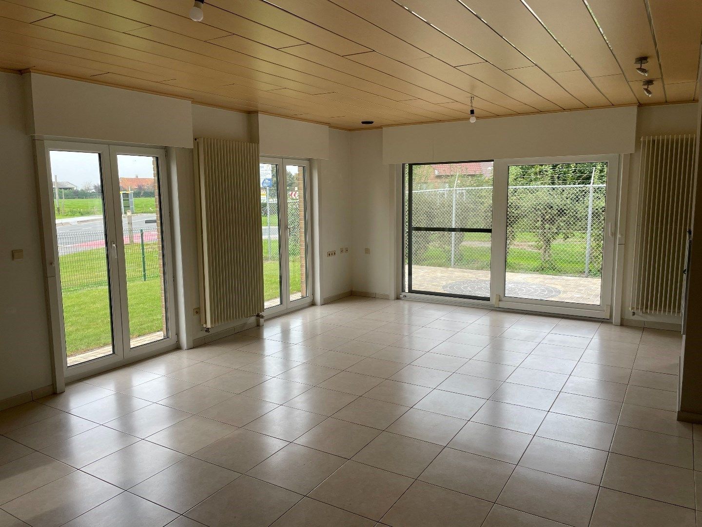 Laagbouwvilla met ruim bijgebouw (garage met studio) foto 4