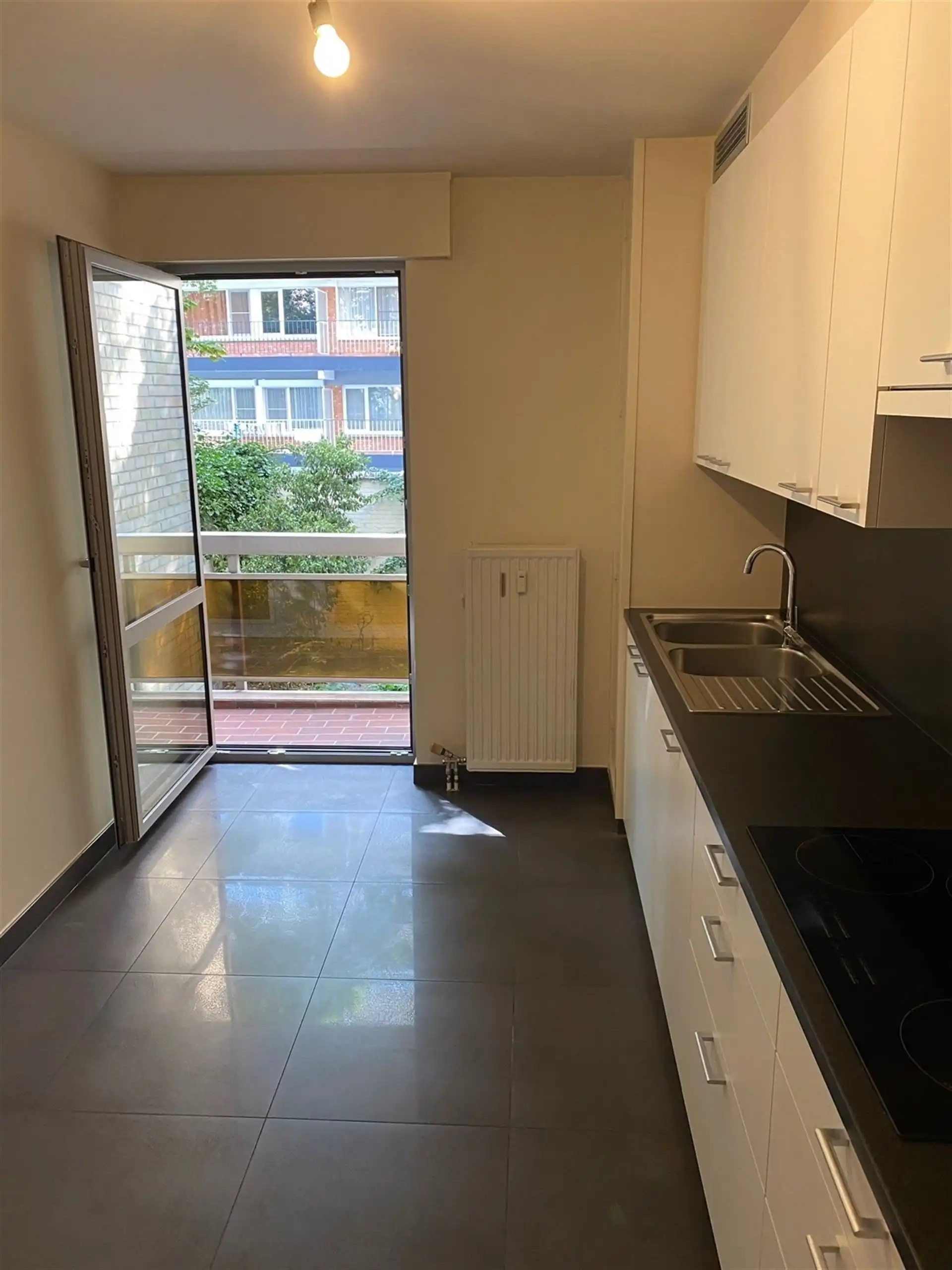 Gerenoveerd appartement met 2 slaapkamers en terras foto 8