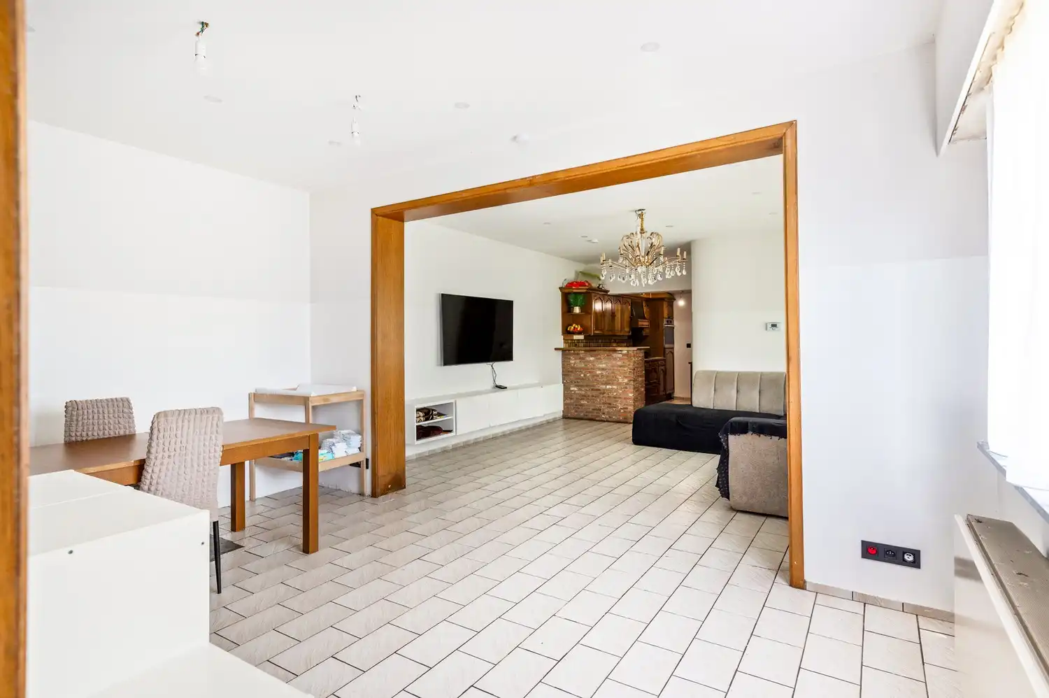 Te renoveren woning met veel potentieel in Ranst! foto 3