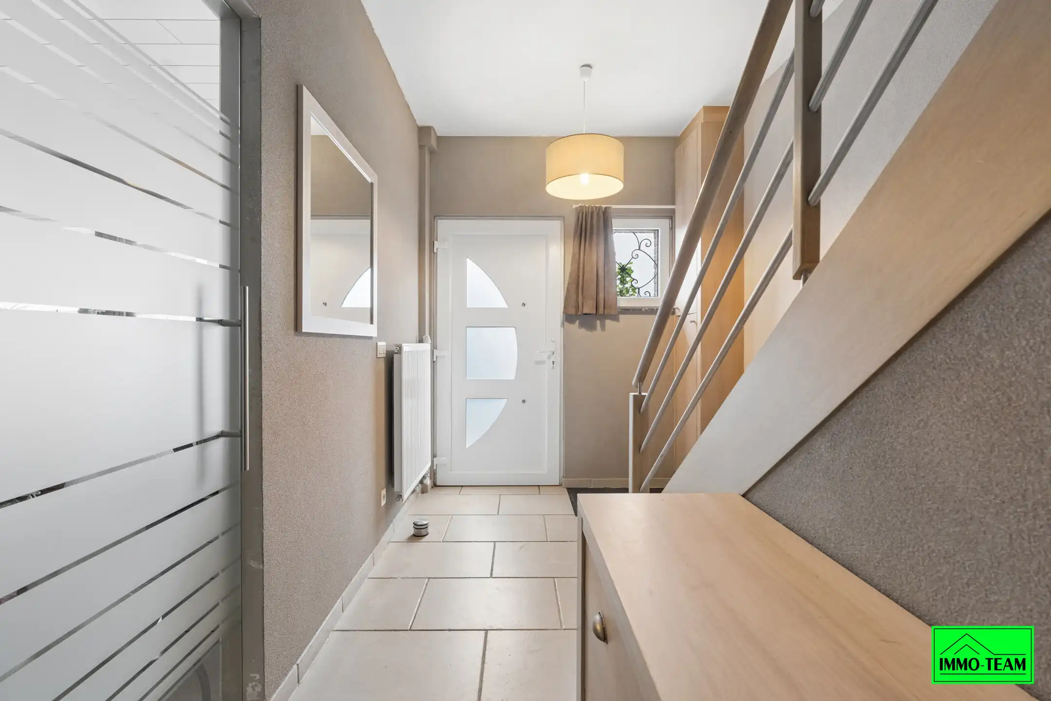  Volledig gerenoveerde en instapklare 2-gevelwoning  foto 2