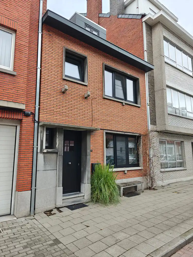Te renoveren rijwoning met 4 slaapkamers en leuke stadstuin. foto 3