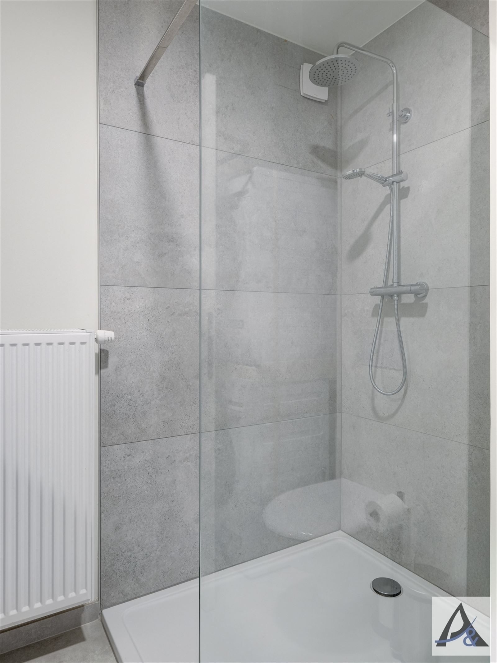 Instapklaar gelijkvloers appartement in hartje Bilzen met garage foto 19