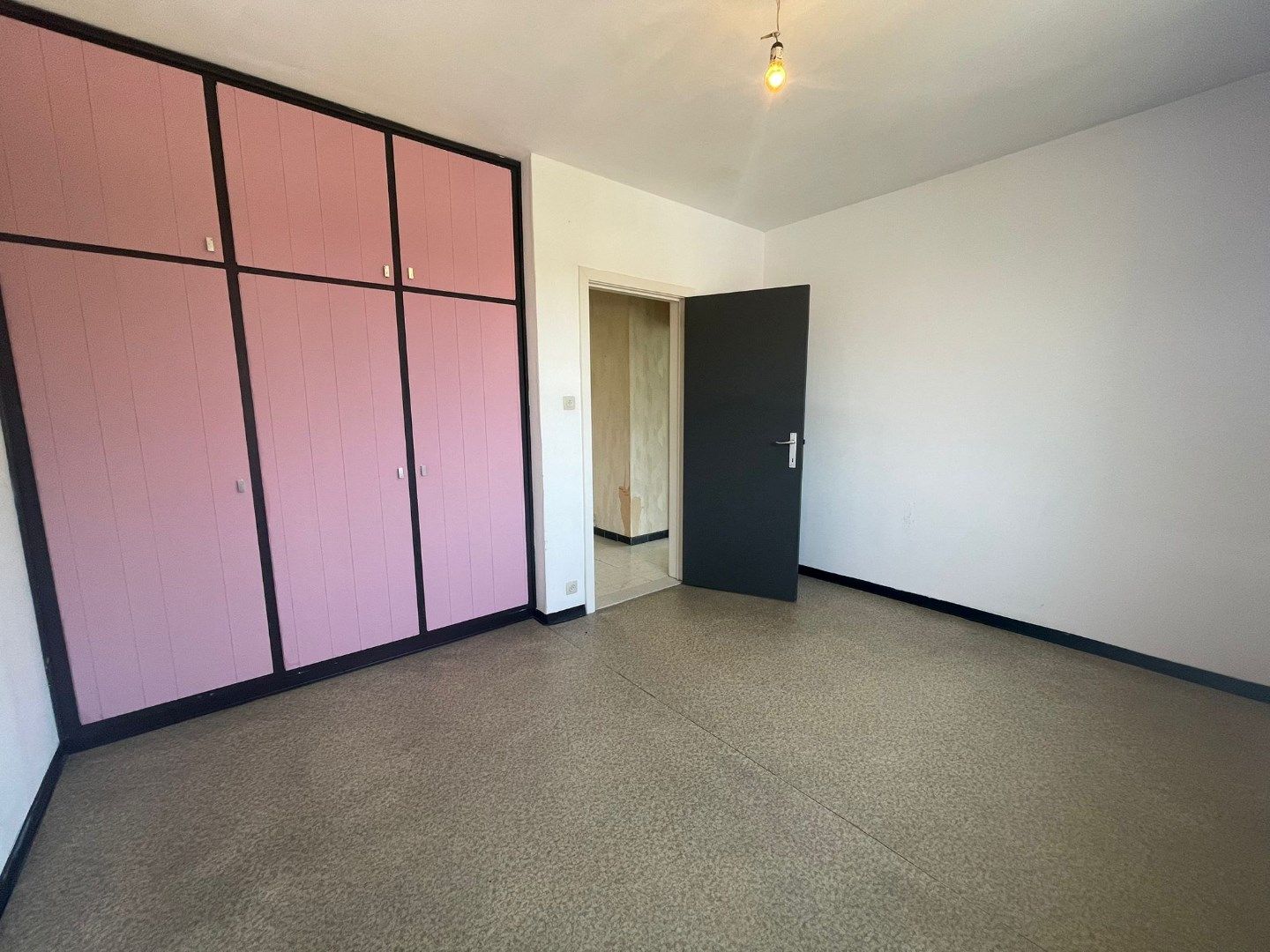 Te vernieuwen hoekappartement met terras in rustige straat in het hartje van Sint-Kruis. foto 12