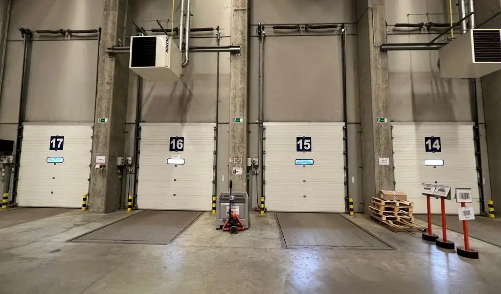 Logistieke loodsen met laadkades vlakbij R42 in Sint-Niklaas foto 4