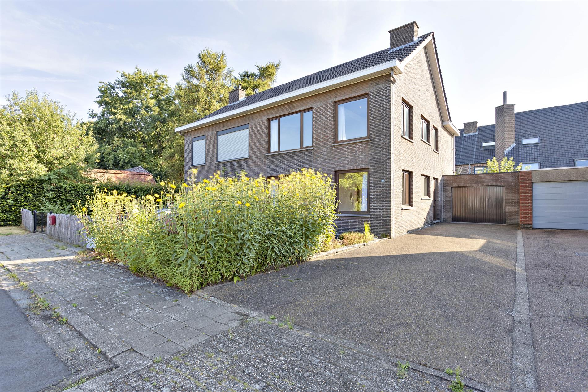 Opbrengsteigendom met twee appartementen op wandelafstand van het centrum! foto 1