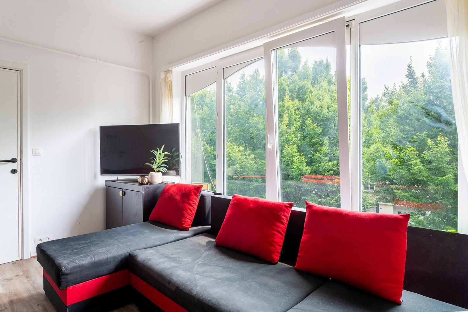 Licht en ruim appartement in rustige straat foto 6
