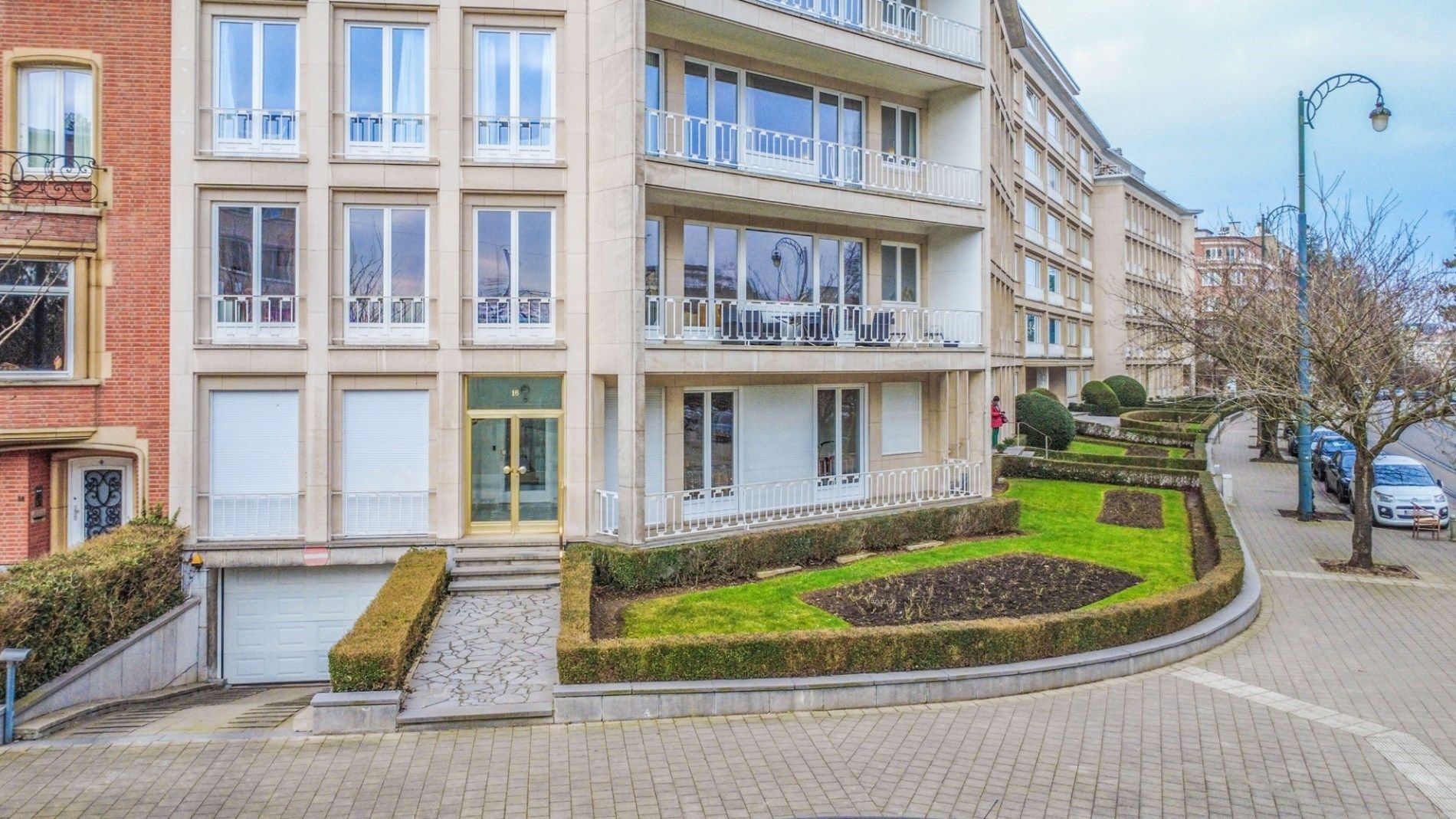 Gerenoveerd opbrengstgebouw - 6 appartementen + 5 garages! foto 3