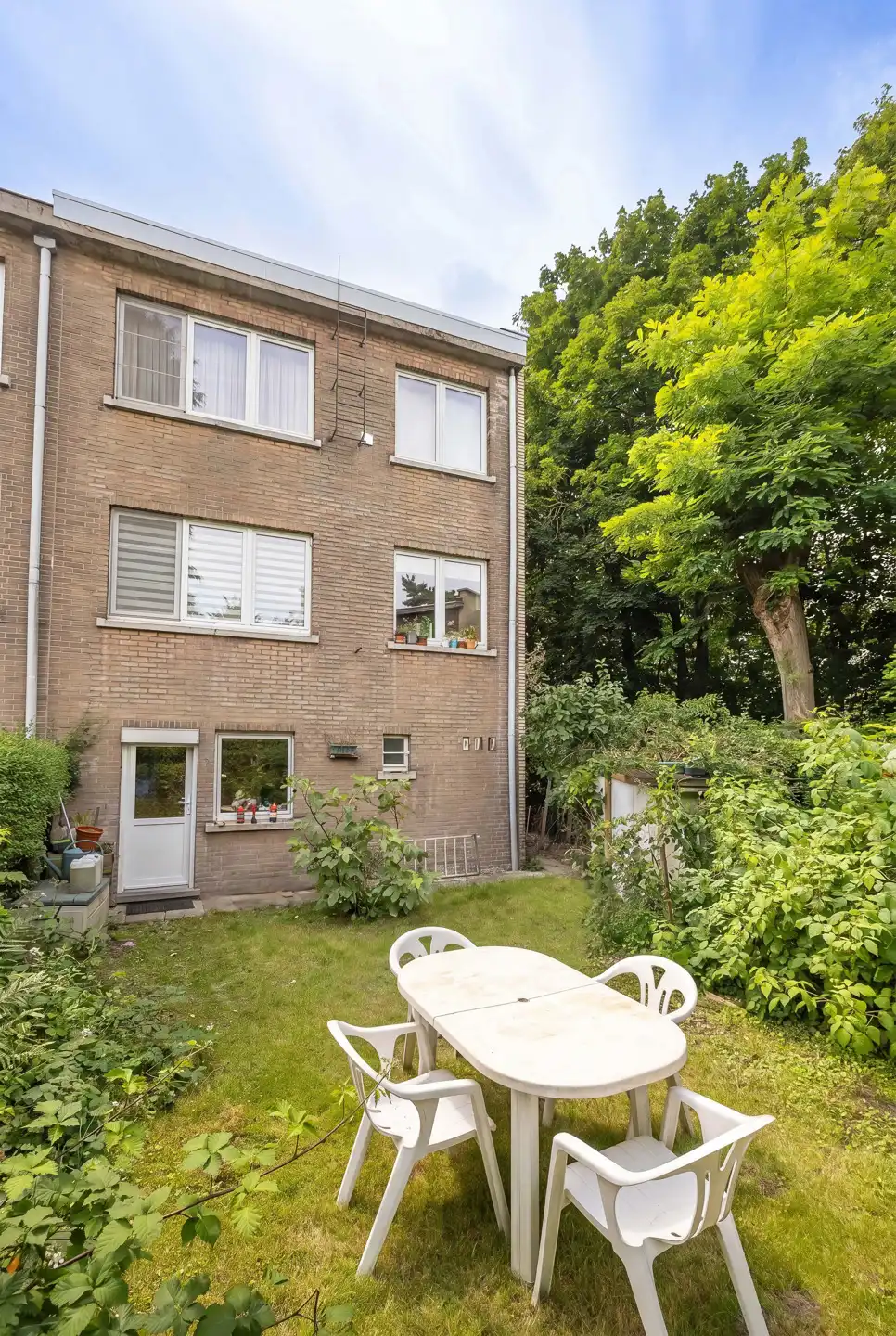 Rustig gelegen huis met drie gevels, tuin en garage foto 7